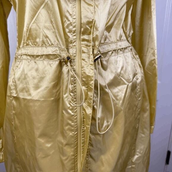 NWT Fabletics Karsyn Woven Jacket Windbreaker Golden Yellow Zip Up Midi Small - Picture 3 of 13